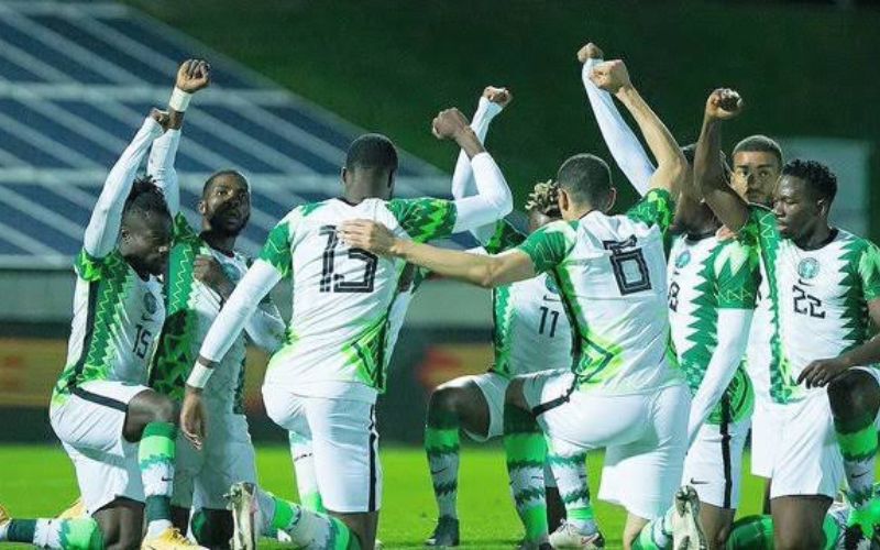 Kích thước sân 11 người ảnh hưởng đến lối chơi như thế nào?